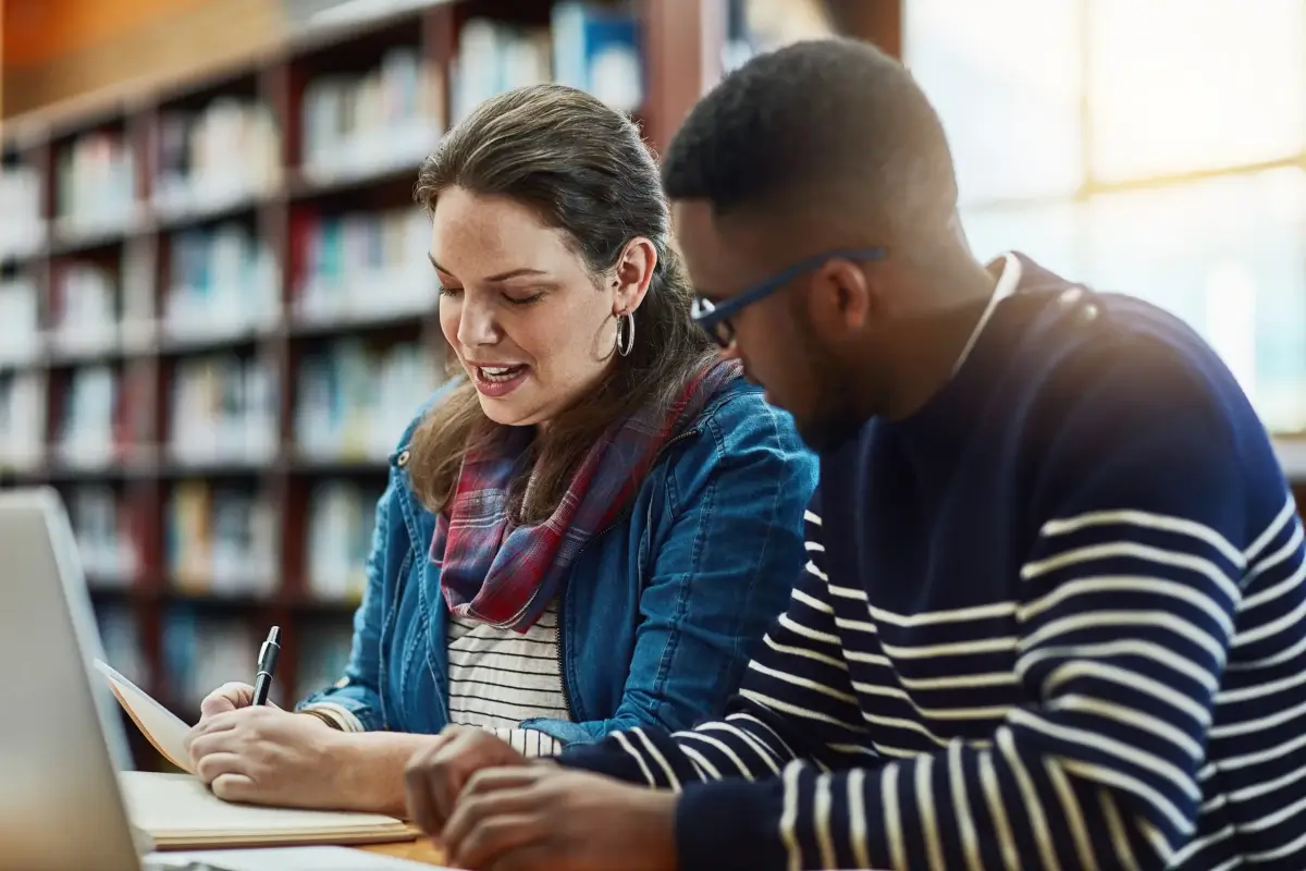 Aluno estudando espanhol acadêmico